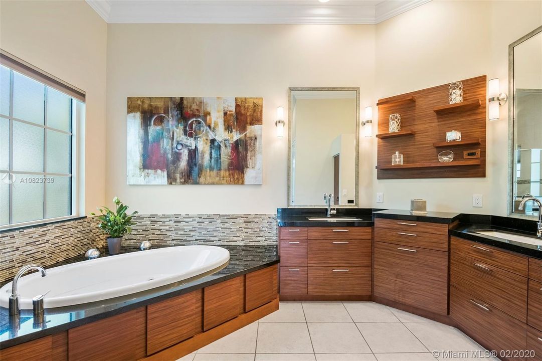 Recently Sold: $825,000 (6 beds, 5 baths, 4112 Square Feet)