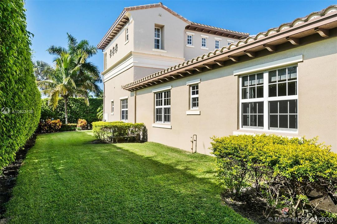 Recently Sold: $825,000 (6 beds, 5 baths, 4112 Square Feet)