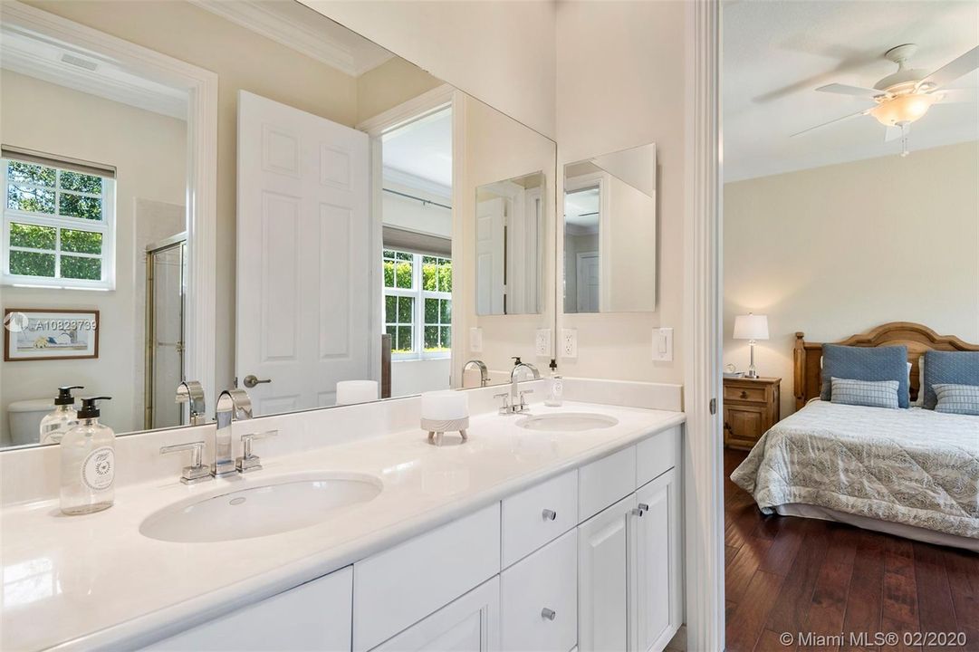 Recently Sold: $825,000 (6 beds, 5 baths, 4112 Square Feet)