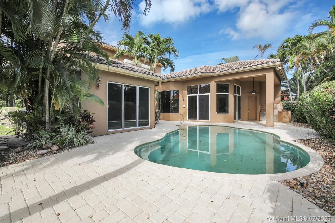 Vendido Recientemente: $829,900 (5 camas, 4 baños, 4040 Pies cuadrados)
