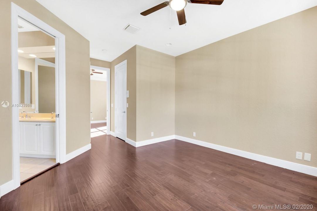 Vendido Recientemente: $829,900 (5 camas, 4 baños, 4040 Pies cuadrados)