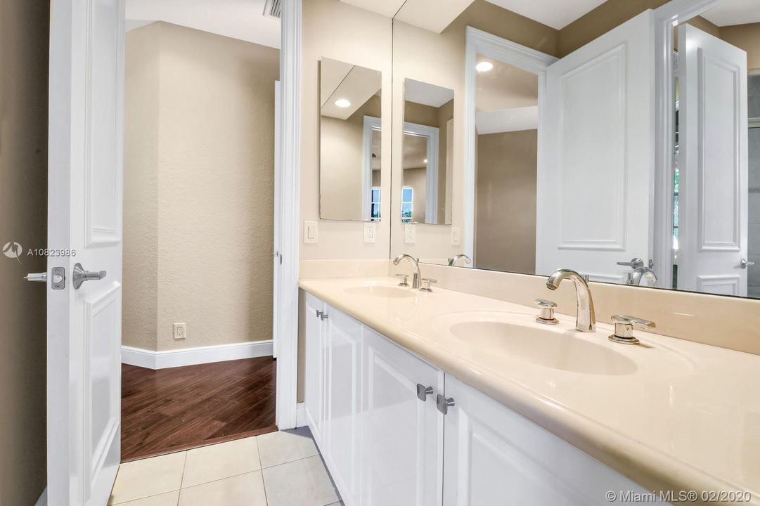 Vendido Recientemente: $829,900 (5 camas, 4 baños, 4040 Pies cuadrados)
