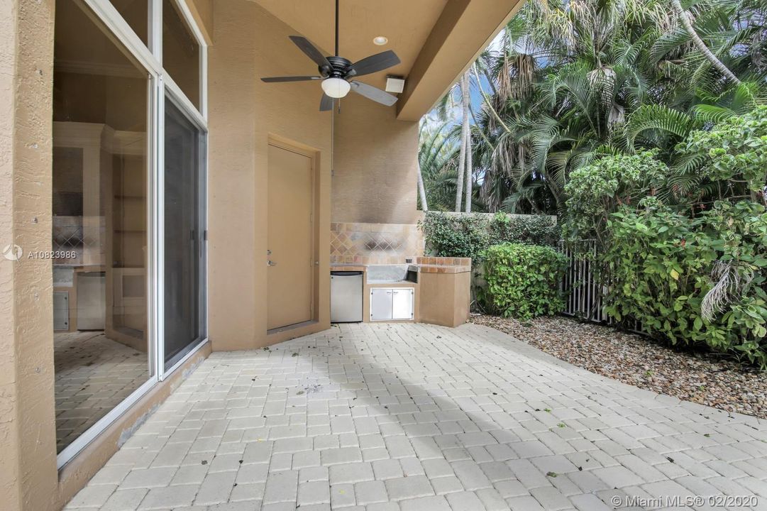 Vendido Recientemente: $829,900 (5 camas, 4 baños, 4040 Pies cuadrados)