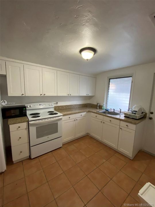 Recently Rented: $1,950 (2 beds, 1 baths, 1471 Square Feet)