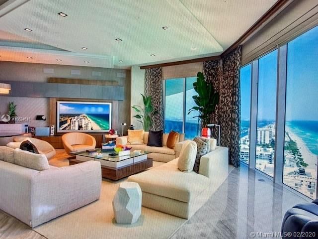 最近售出: $2,995,000 (5 贝兹, 6 浴室, 5086 平方英尺)