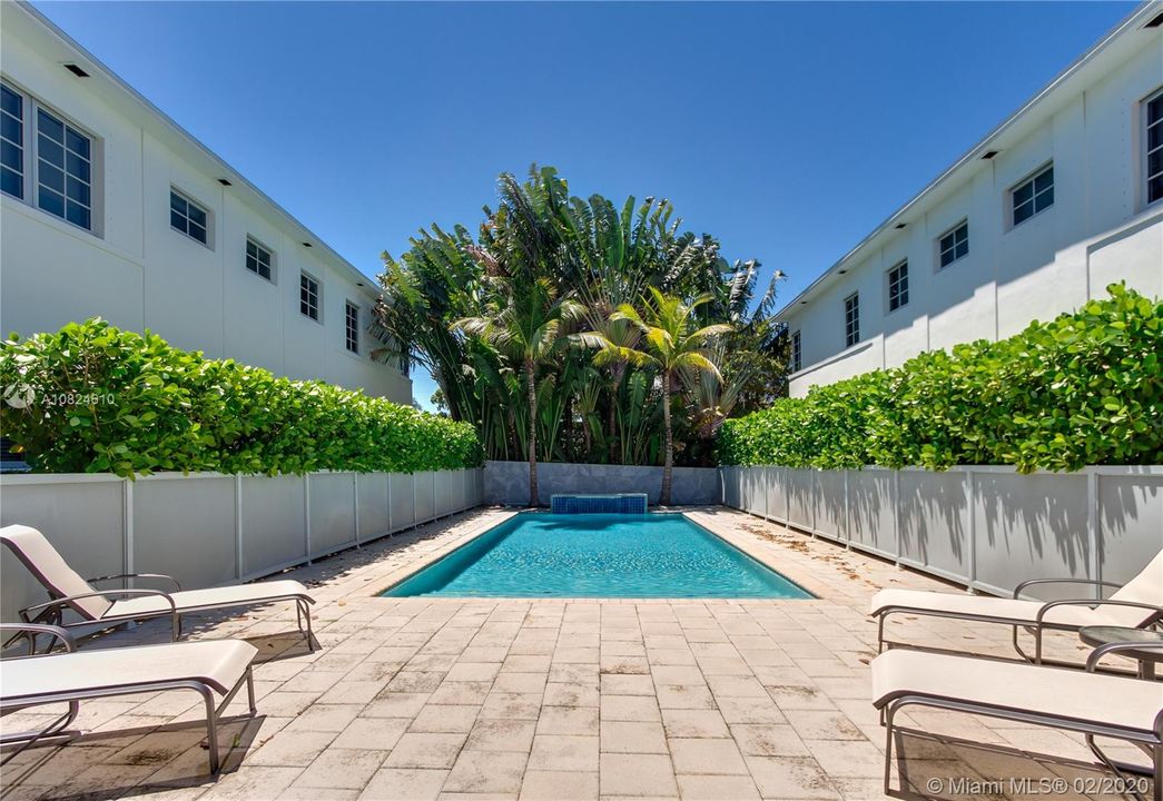 Recently Sold: $440,000 (2 beds, 2 baths, 918 Square Feet)