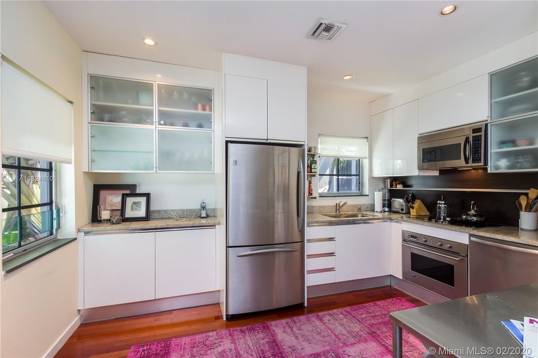 Recently Sold: $440,000 (2 beds, 2 baths, 918 Square Feet)