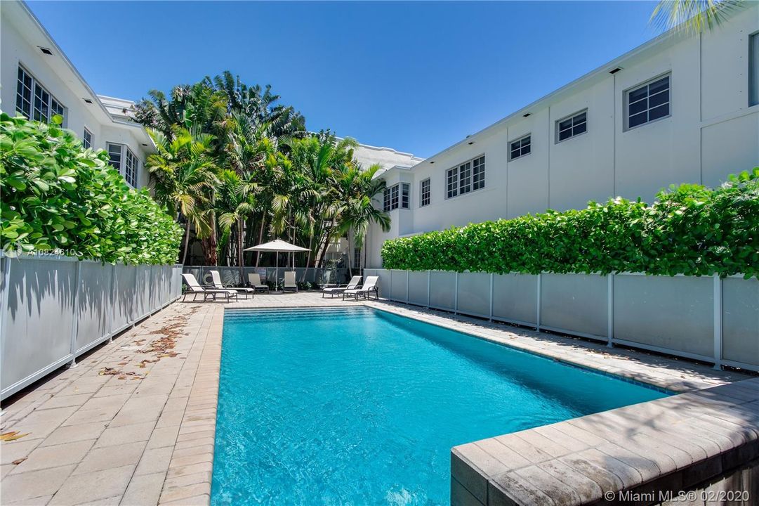 Recently Sold: $440,000 (2 beds, 2 baths, 918 Square Feet)