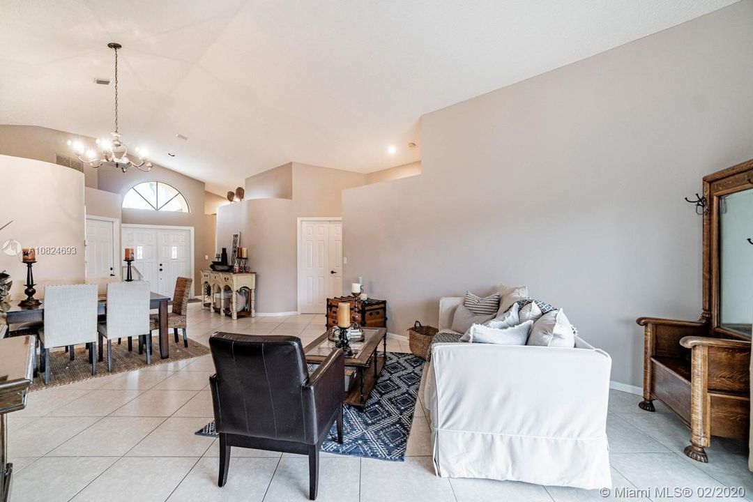 Vendido Recientemente: $309,999 (3 camas, 2 baños, 1382 Pies cuadrados)