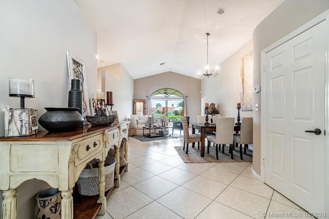 Vendido Recientemente: $309,999 (3 camas, 2 baños, 1382 Pies cuadrados)