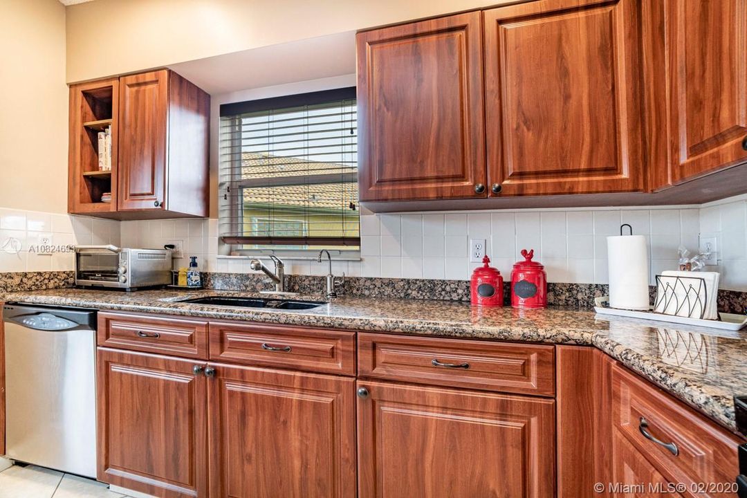 Vendido Recientemente: $309,999 (3 camas, 2 baños, 1382 Pies cuadrados)