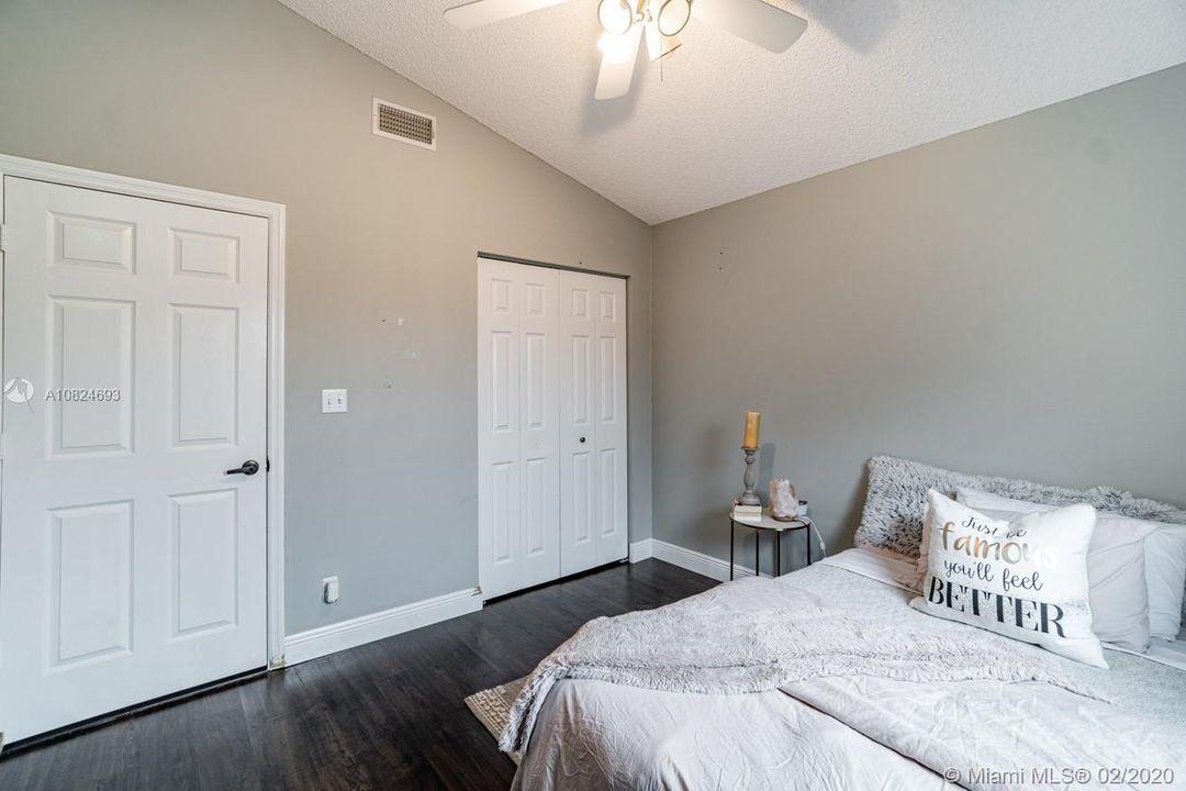 Vendido Recientemente: $309,999 (3 camas, 2 baños, 1382 Pies cuadrados)