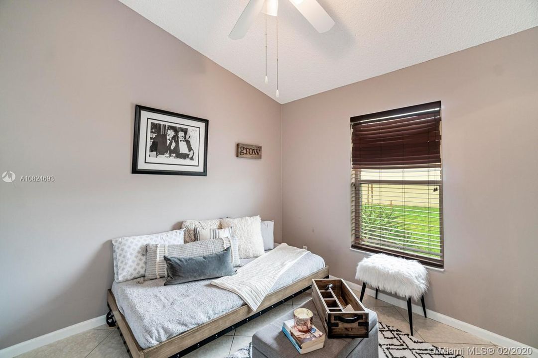 Vendido Recientemente: $309,999 (3 camas, 2 baños, 1382 Pies cuadrados)