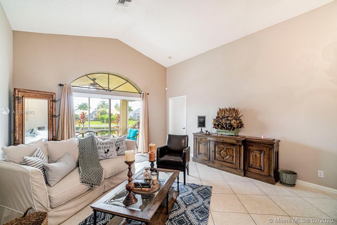 Vendido Recientemente: $309,999 (3 camas, 2 baños, 1382 Pies cuadrados)