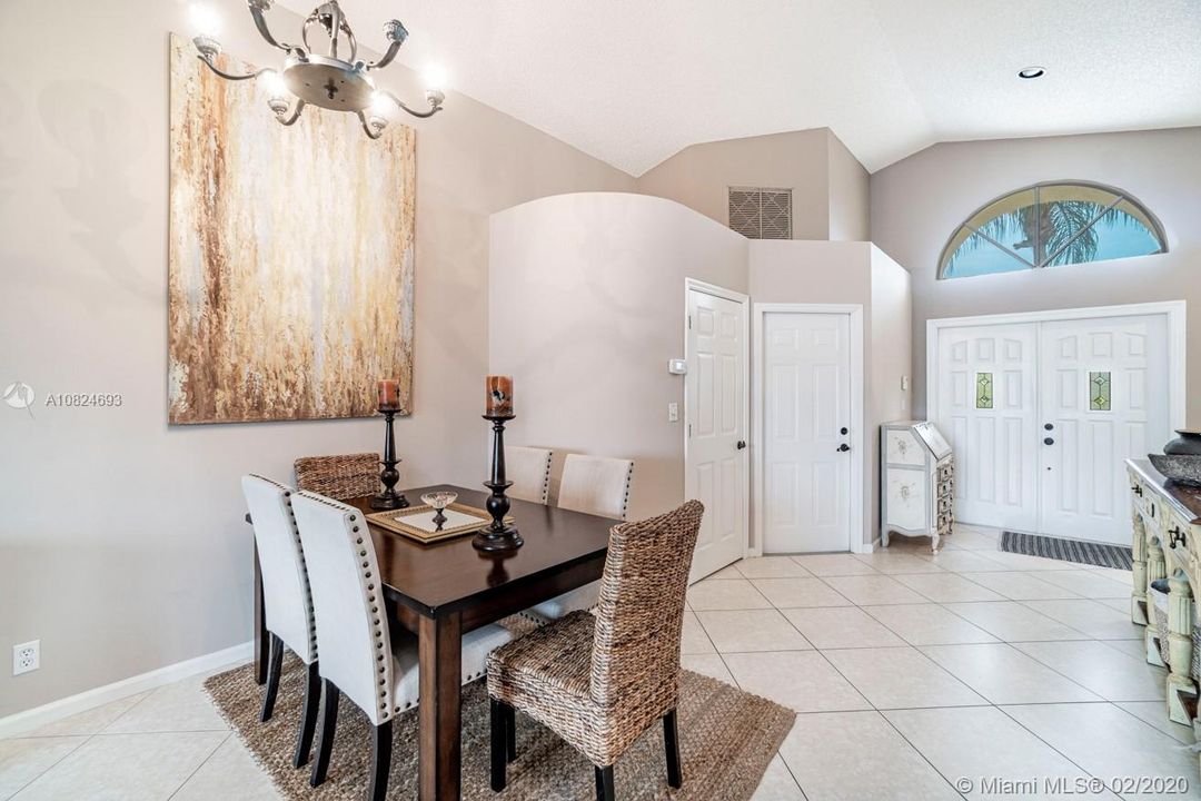 Vendido Recientemente: $309,999 (3 camas, 2 baños, 1382 Pies cuadrados)