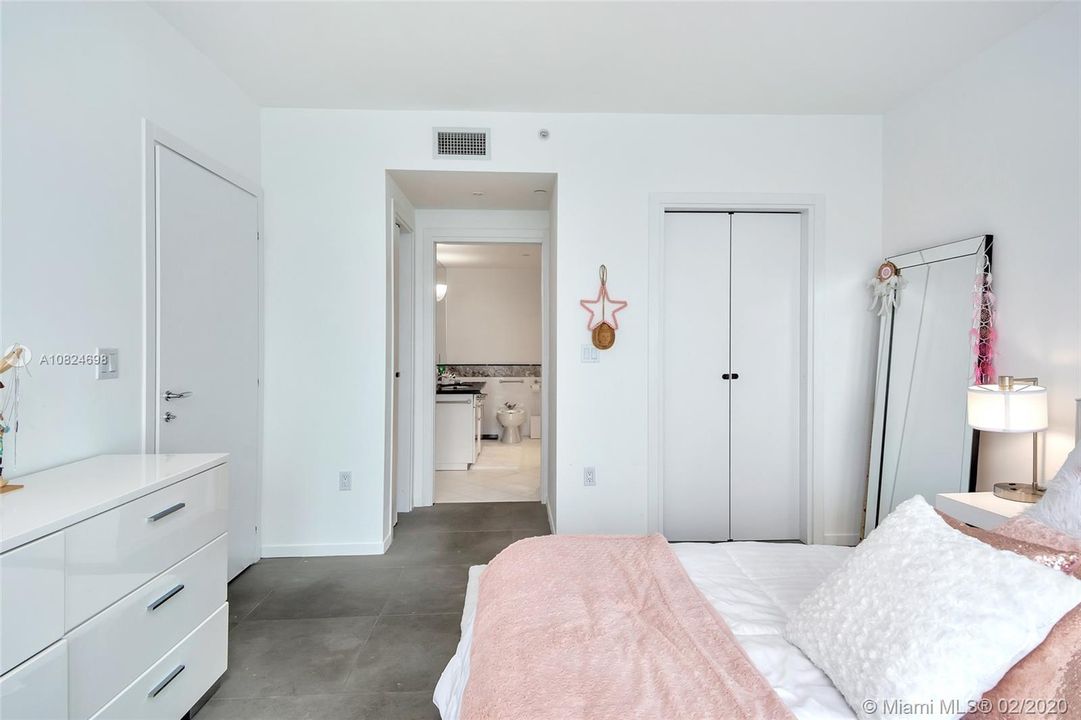 Recently Sold: $599,990 (1 beds, 1 baths, 779 Square Feet)