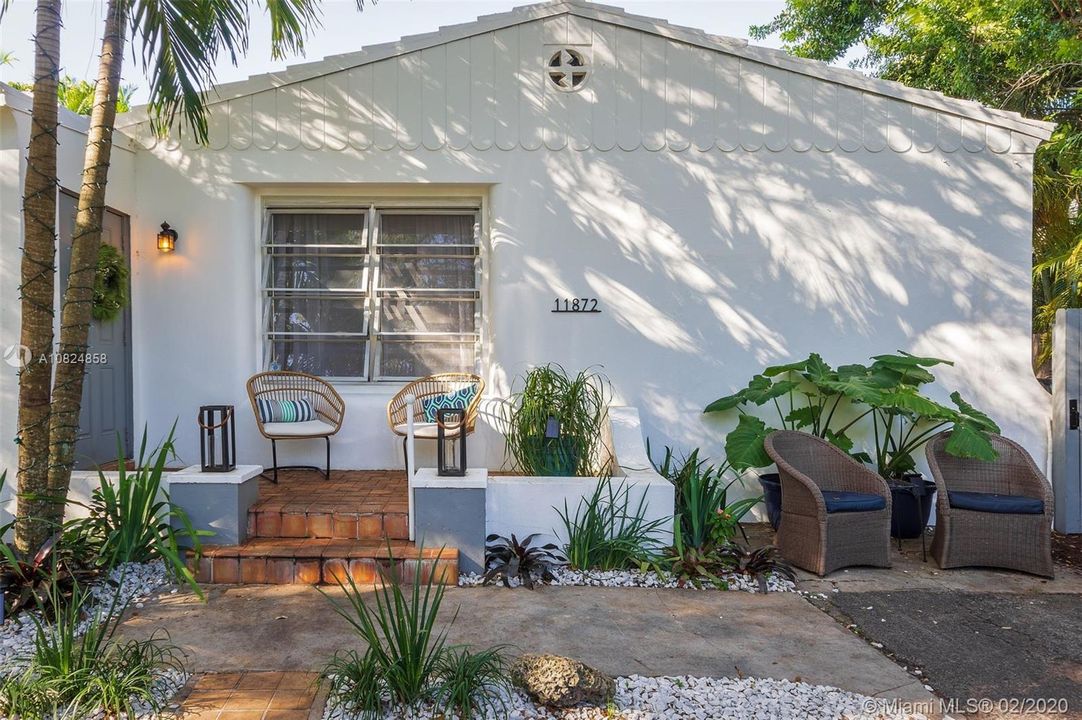 Lovely front porch/sitting area