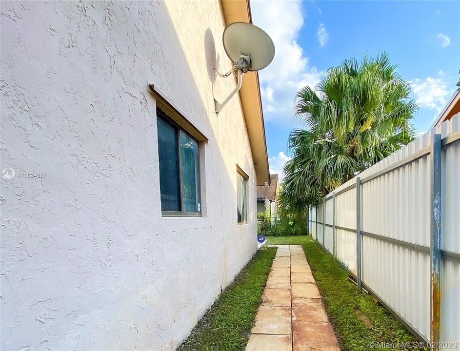 Vendido Recientemente: $340,000 (3 camas, 2 baños, 1950 Pies cuadrados)