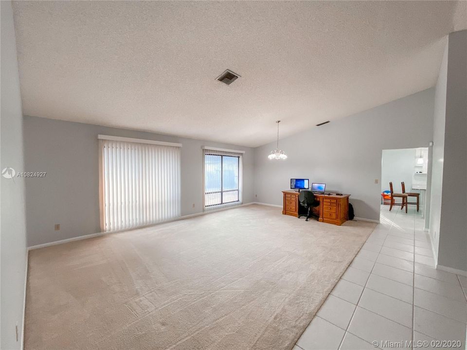 Vendido Recientemente: $340,000 (3 camas, 2 baños, 1950 Pies cuadrados)