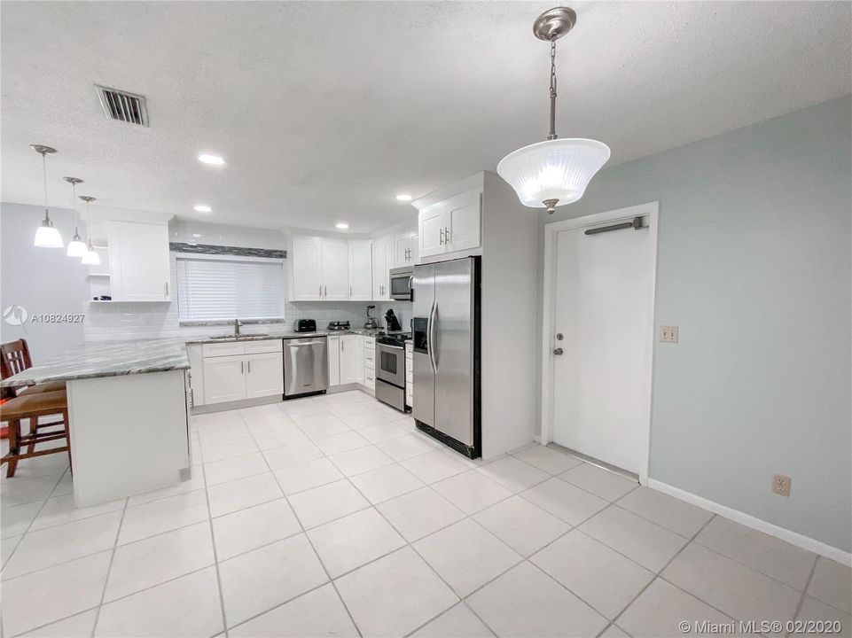 Vendido Recientemente: $340,000 (3 camas, 2 baños, 1950 Pies cuadrados)
