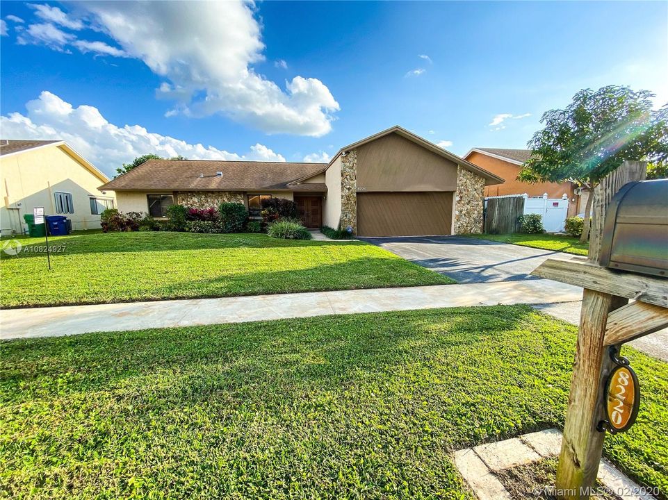 Vendido Recientemente: $340,000 (3 camas, 2 baños, 1950 Pies cuadrados)
