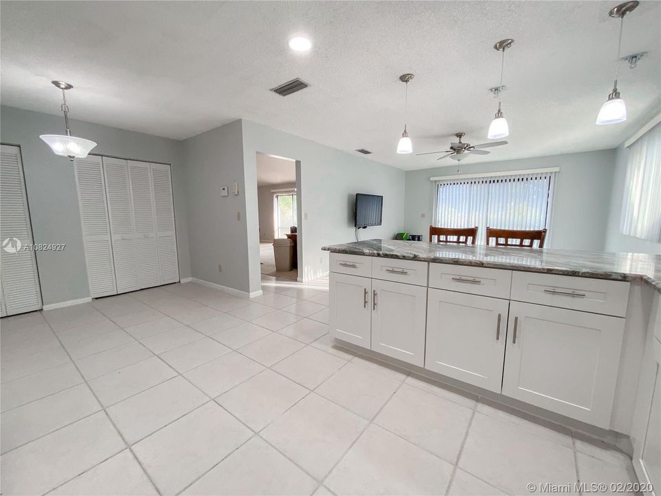 Vendido Recientemente: $340,000 (3 camas, 2 baños, 1950 Pies cuadrados)