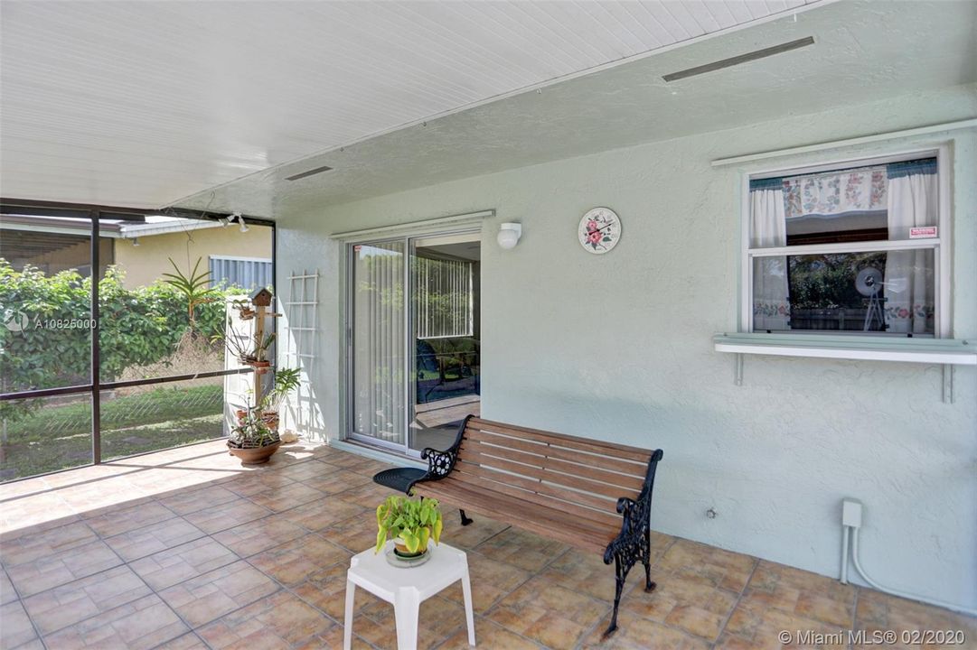 Vendido Recientemente: $415,000 (4 camas, 2 baños, 2137 Pies cuadrados)