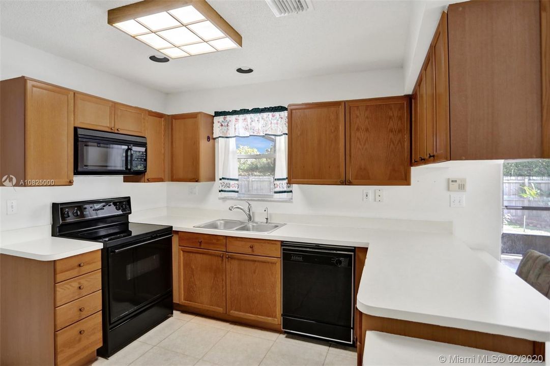 Vendido Recientemente: $415,000 (4 camas, 2 baños, 2137 Pies cuadrados)