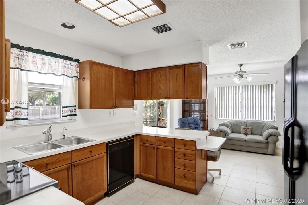 Vendido Recientemente: $415,000 (4 camas, 2 baños, 2137 Pies cuadrados)