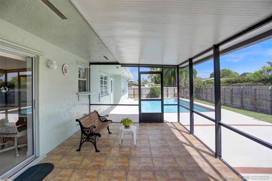 Vendido Recientemente: $415,000 (4 camas, 2 baños, 2137 Pies cuadrados)