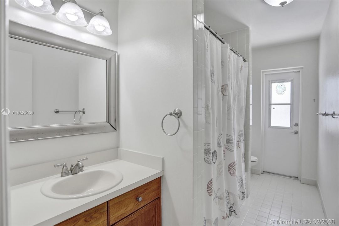 Vendido Recientemente: $415,000 (4 camas, 2 baños, 2137 Pies cuadrados)