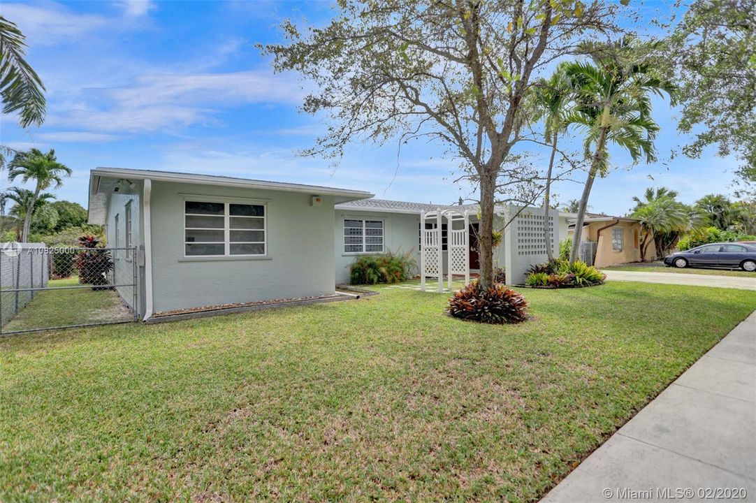 Vendido Recientemente: $415,000 (4 camas, 2 baños, 2137 Pies cuadrados)