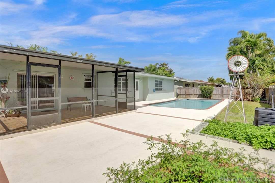 Vendido Recientemente: $415,000 (4 camas, 2 baños, 2137 Pies cuadrados)