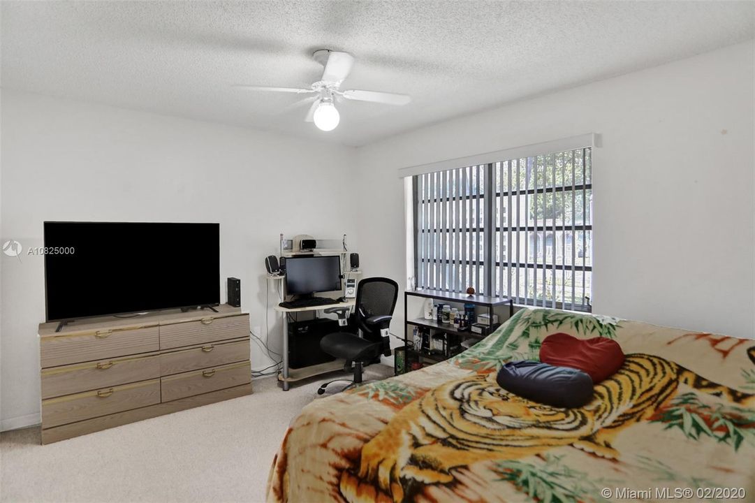 Vendido Recientemente: $415,000 (4 camas, 2 baños, 2137 Pies cuadrados)