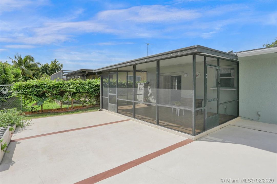 Vendido Recientemente: $415,000 (4 camas, 2 baños, 2137 Pies cuadrados)