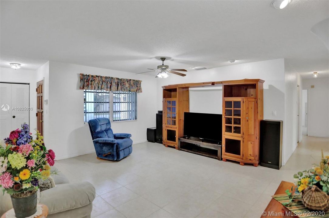 Vendido Recientemente: $415,000 (4 camas, 2 baños, 2137 Pies cuadrados)