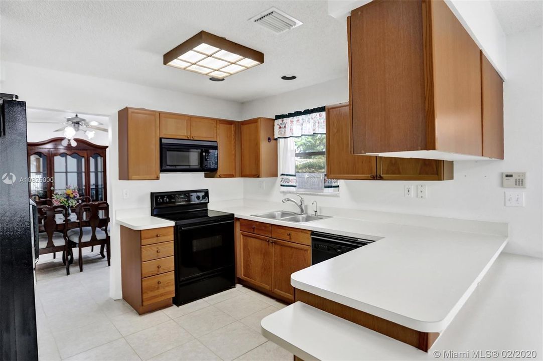 Vendido Recientemente: $415,000 (4 camas, 2 baños, 2137 Pies cuadrados)