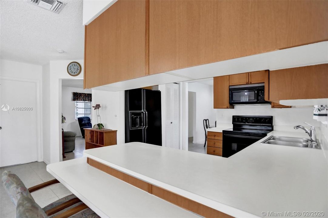Vendido Recientemente: $415,000 (4 camas, 2 baños, 2137 Pies cuadrados)