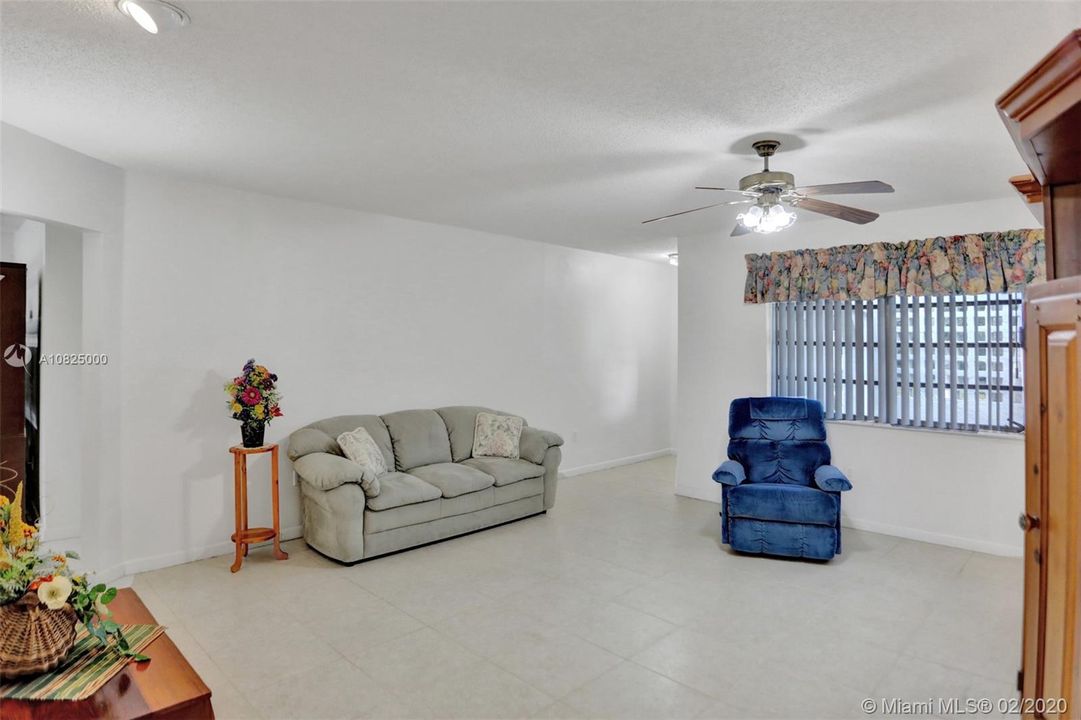 Vendido Recientemente: $415,000 (4 camas, 2 baños, 2137 Pies cuadrados)