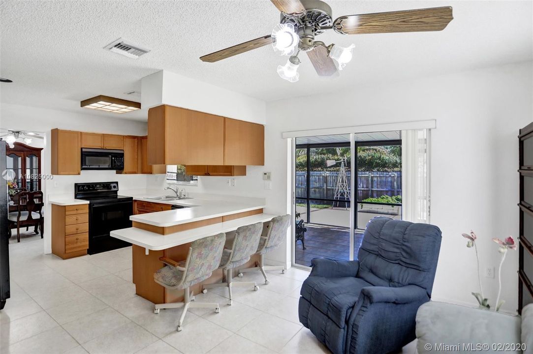 Vendido Recientemente: $415,000 (4 camas, 2 baños, 2137 Pies cuadrados)