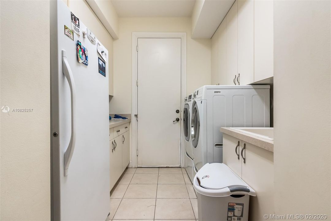 Recently Rented: $7,400 (5 beds, 3 baths, 3550 Square Feet)