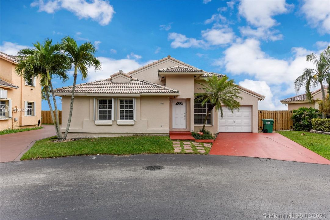 Recently Sold: $349,900 (3 beds, 2 baths, 1464 Square Feet)