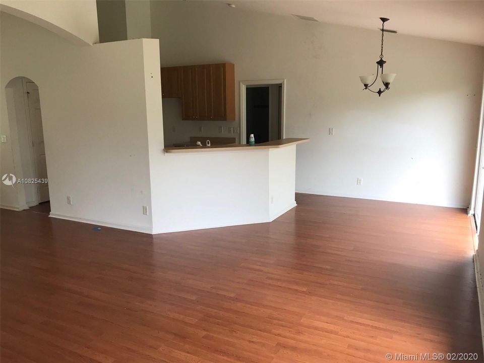 Vendido Recientemente: $249,850 (3 camas, 2 baños, 1808 Pies cuadrados)