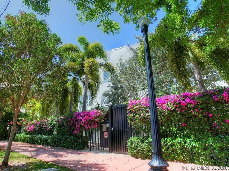 Recently Sold: $495,000 (2 beds, 2 baths, 963 Square Feet)