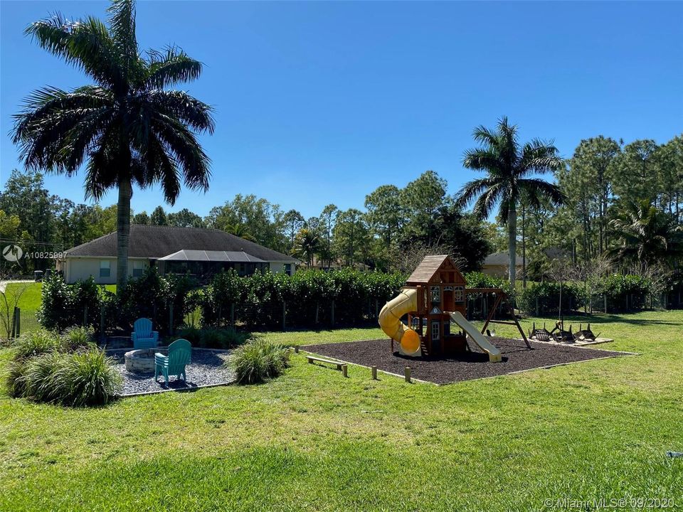 Recently Sold: $450,000 (4 beds, 2 baths, 2076 Square Feet)