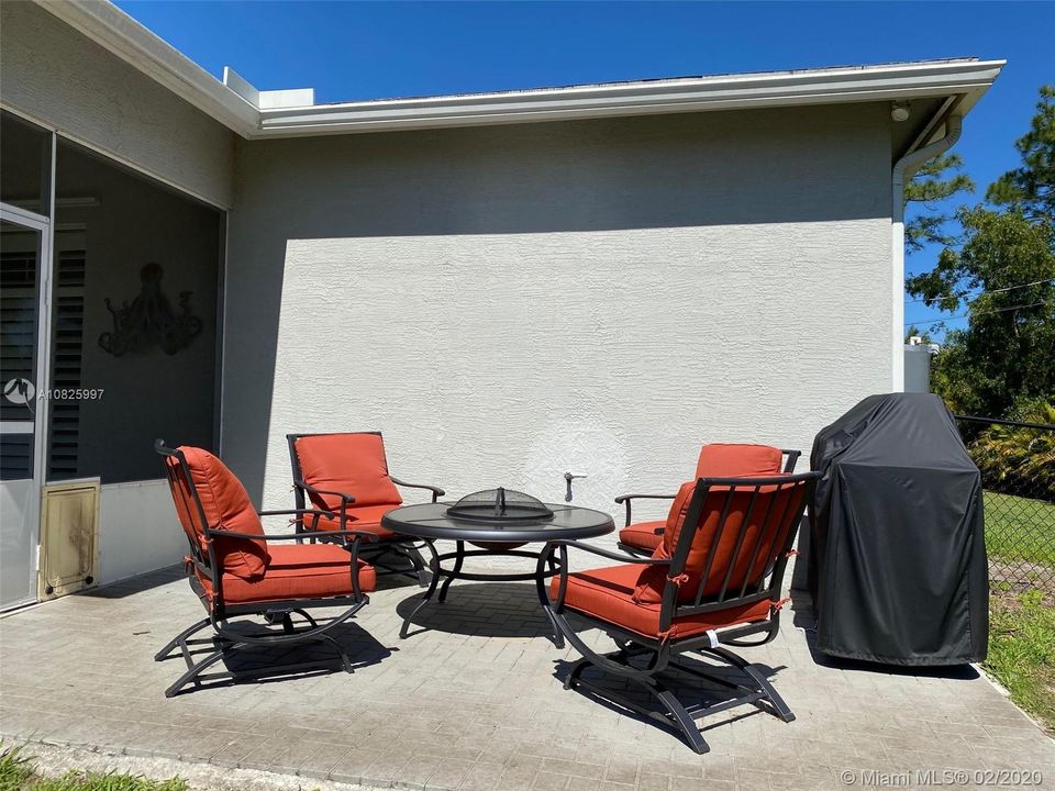 Recently Sold: $450,000 (4 beds, 2 baths, 2076 Square Feet)