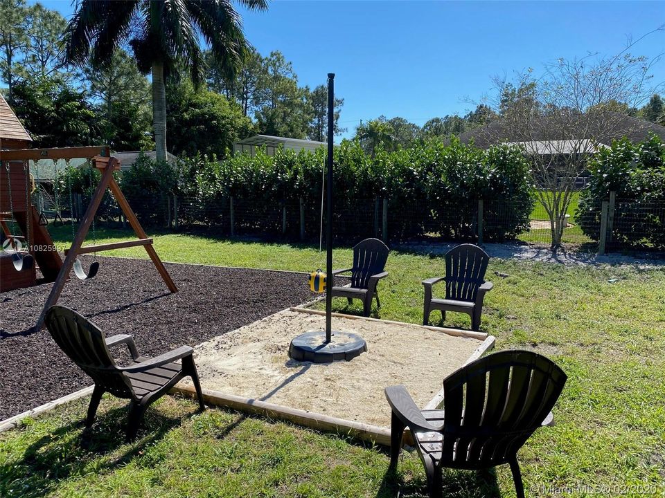 Recently Sold: $450,000 (4 beds, 2 baths, 2076 Square Feet)