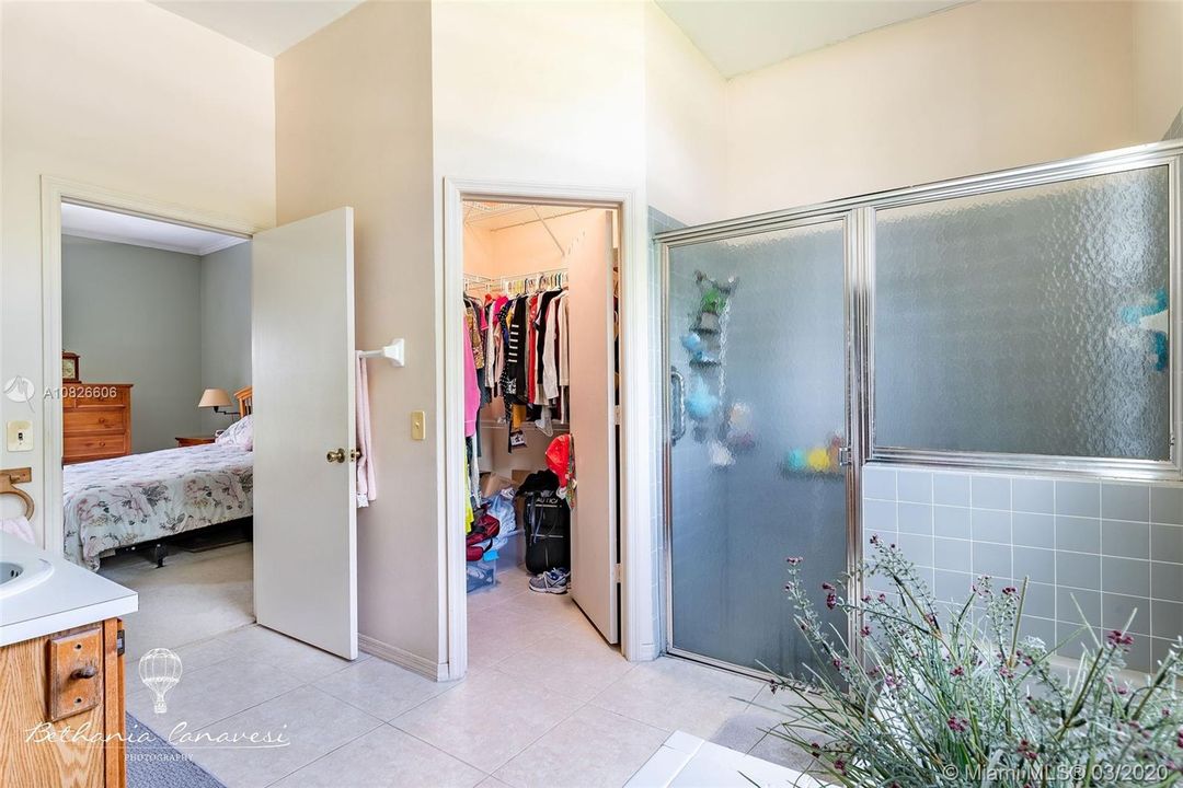 Vendido Recientemente: $345,000 (3 camas, 2 baños, 2215 Pies cuadrados)