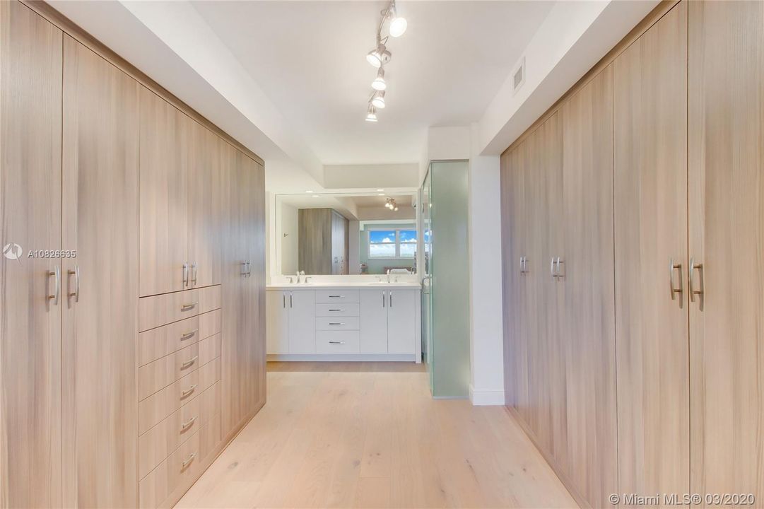 Vendido Recientemente: $1,095,000 (2 camas, 2 baños, 1469 Pies cuadrados)
