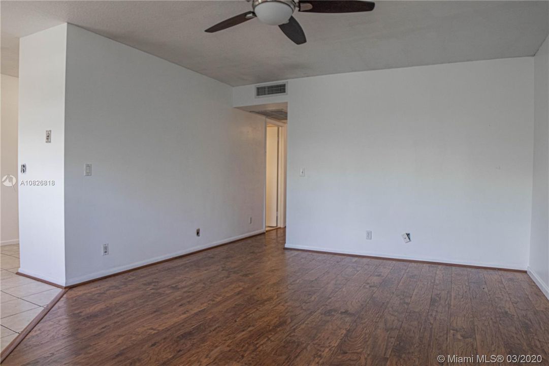 最近售出: $115,000 (2 贝兹, 1 浴室, 953 平方英尺)